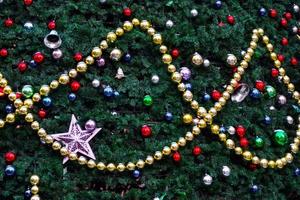 arbre de noël et décorations et lumières photo