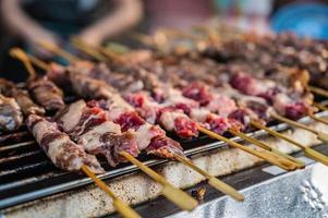 proche en haut brut du boeuf brochettes sur le poêle.rue nourriture sur le en marchant rue photo