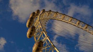 ferris roue dans le amusement parc sur Contexte de bleu ciel avec des nuages. faible angle vue de une gros ferris roue. photo