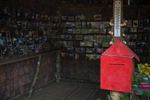 rouge courrier boîte et carte postale photo