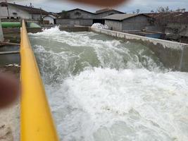 moussant mer l'eau sur le déversoir charbon mis à la porte Puissance plante. le photo est adapté à utilisation pour déchets l'eau affiche, Puissance plante activité et environnement contenu médias.