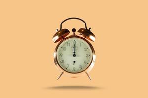 vieux alarme l'horloge sur une beige pastel arrière-plan, minimal concept photo