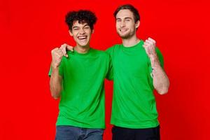de bonne humeur copains vert t-shirts émotions la communication étreinte relation amicale photo