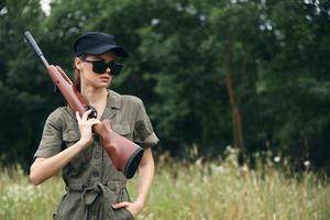 femme sur la nature dans des lunettes de soleil chasse armes armes photo