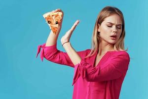 femme dans rose chemise Pizza en portant vite nourriture régime bleu Contexte photo