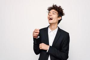 homme avec frisé cheveux dans une costume soi confiance la finance photo