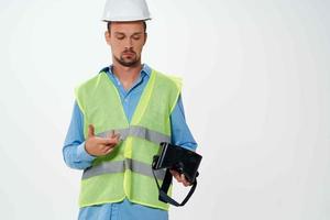 homme dans construction uniforme vr des lunettes ingénieur travail photo