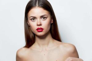brunette nu épaules rouge lèvres Regardez vers l'avant clair peau spa traitements photo