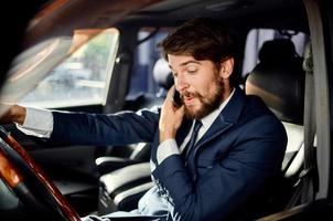 émotif homme officiel passager chauffeur route la communication par téléphone photo