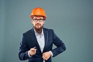 homme dans Orange peindre construction ingénieur mode de vie tondu vue photo