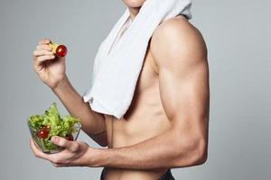 sport homme en mangeant en bonne santé casse-croûte après faire des exercices tondu vue photo