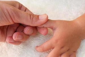 masseur Faire massage les doigts peu bébé. photo