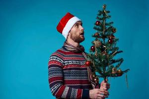 de bonne humeur homme dans une Noël blanc maquette affiche studio posant photo