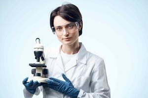 femme scientifique avec une microscope dans le mains de La technologie recherche photo