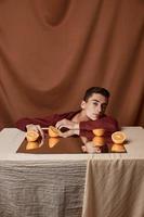 mûr des fruits sur le miroir Orange des oranges et une homme sur une en tissu Contexte photo