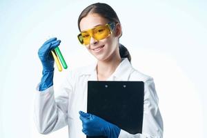 femelle laboratoire assistant chimique Solution biotechnologie microbiologie photo
