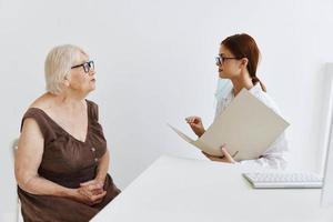 personnes âgées femme avec des lunettes examen par une médecin médecin assistant photo