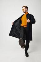 à la mode homme dans manteau et un pantalon et Orange chandail dansant printemps tendance Nouveau vêtements photo