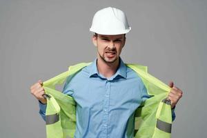 homme dans blanc casque professionnel emploi isolé Contexte photo