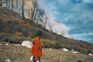 paysage la nature femme voyages dans une chandail veste et chapeau dans le montagnes tourisme modèle photo