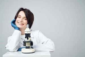 femme scientifique laboratoire microscope biotechnologie recherche photo