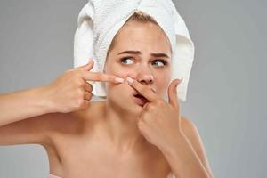femme avec nu épaules faciale peau se soucier acné dermatologie photo