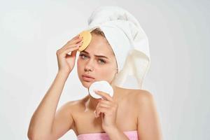 femme avec nu épaules émotions serviette sur tête dermatologie mode de vie photo