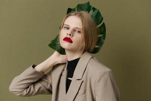 blond femme vert paume feuille manteau brillant maquillage vert Contexte photo