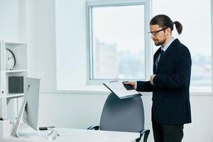 le homme dans une costume émotions travail tête les documents ordinateur photo