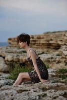 à la mode femme dans robe sur la nature rochers paysage mode de vie photo