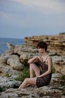 femme dans robe séance sur le des pierres paysage la nature élégance photo