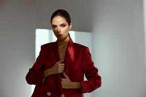 sexy Dame dans rouge blazer nu corps costume modèle photo