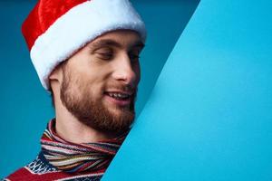 homme avec bonnet de noel photo