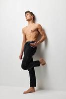 Beau Masculin nu torse luxe noir un pantalon confiance en soi modèle photo