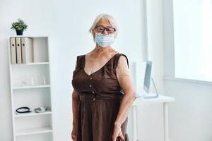 personnes âgées femme dans hôpital covid-19 passeport santé se soucier photo
