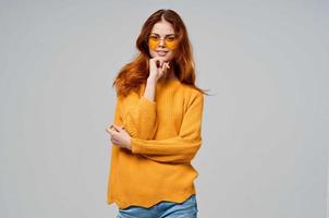 roux femme dans une Jaune chandail mode des lunettes studio modèle photo