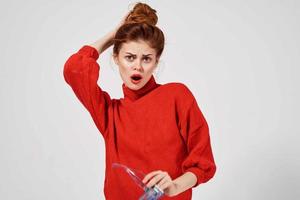 portrait de une femme dans une rouge chandail mode de vie lumière Contexte photo