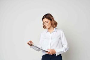 affaires femme dans blanc chemise les documents Bureau directeur photo