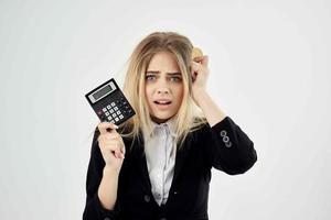 affaires femme avec calculatrice et pièce de monnaie bitcoin la finance économie photo