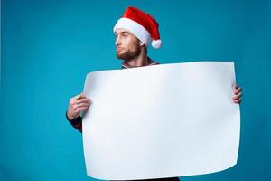 Beau homme dans une Noël blanc maquette affiche studio posant photo