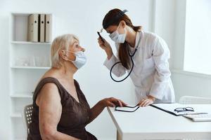 médecin dans médical masque stéthoscope dans main santé se soucier photo