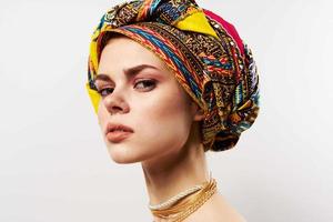 jolie femme multicolore turban l'ethnie mode posant photo