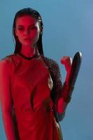 photo jolie femme charme posant rouge lumière métal armure sur main mode de vie inchangé