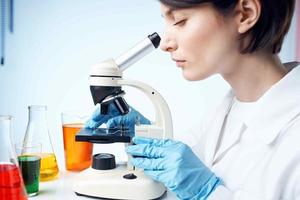 femme laboratoire assistant microscope réglage recherche microbiologie photo