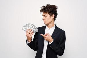 de bonne humeur gars avec frisé cheveux dans costume officiel isolé Contexte photo