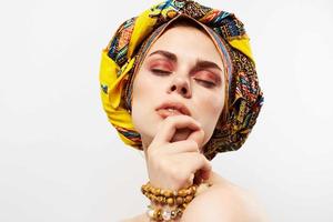 jolie femme multicolore turban l'ethnie mode posant photo