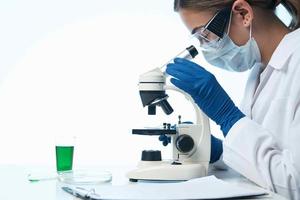 femelle médecin laboratoire recherche microscope biotechnologie professionnel photo