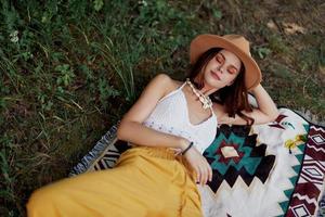 boho femme sur le herbe photo