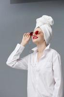 femme rouge des lunettes de soleil produits de beauté avec serviette sur tête studio modèle inchangé photo