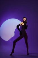 beauté mode femme posant sur étape projecteur silhouette disco Couleur Contexte inchangé photo